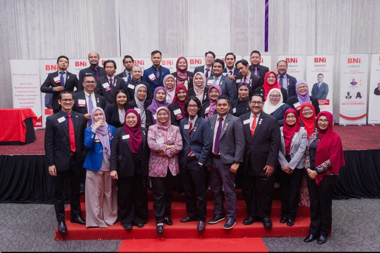 Foto berkumpulan ahli BNI Sukses dalam pakaian formal