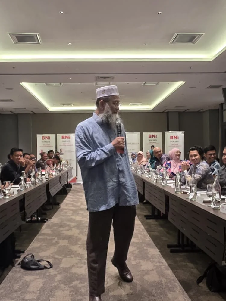 Peserta lelaki menyampaikan perkongsian