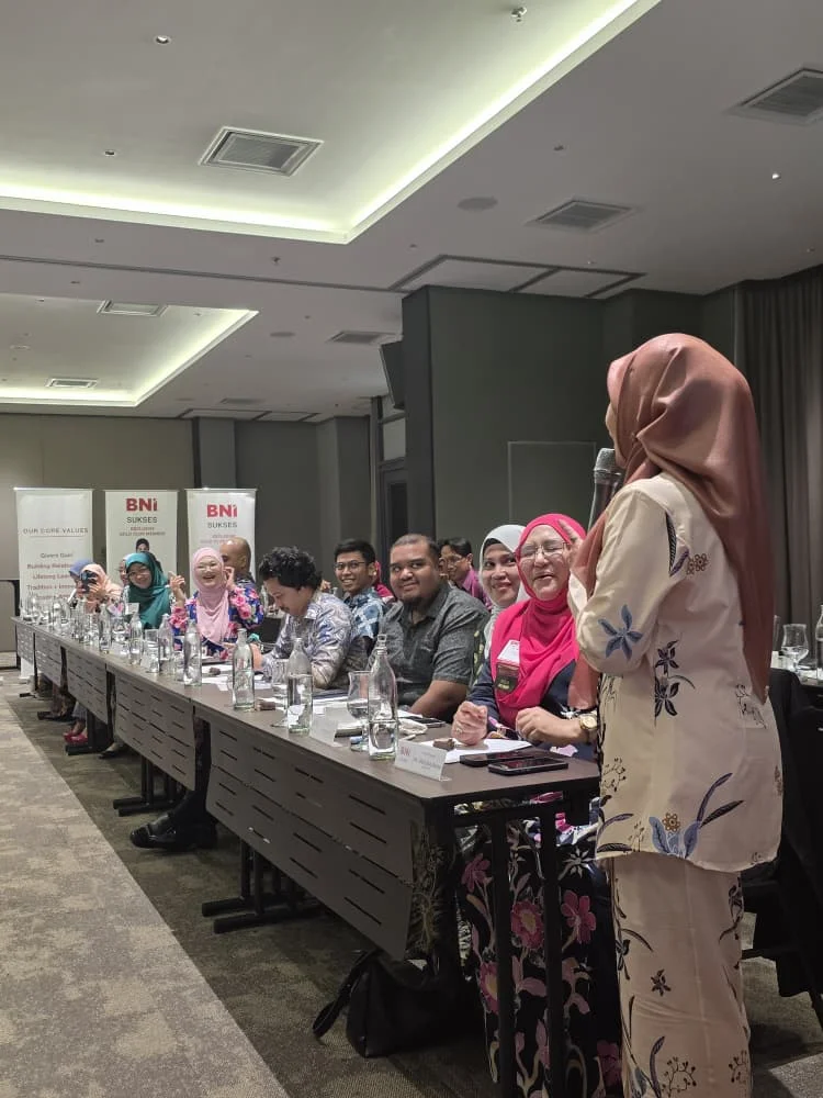Peserta wanita berkongsi sambil memegang mikrofon