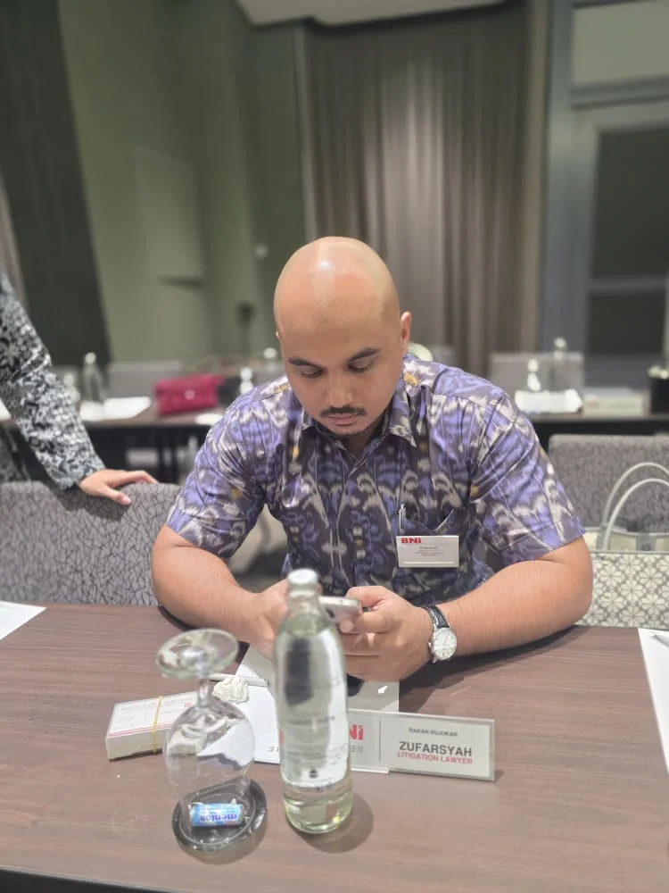 Peserta mencatat di meja pertemuan