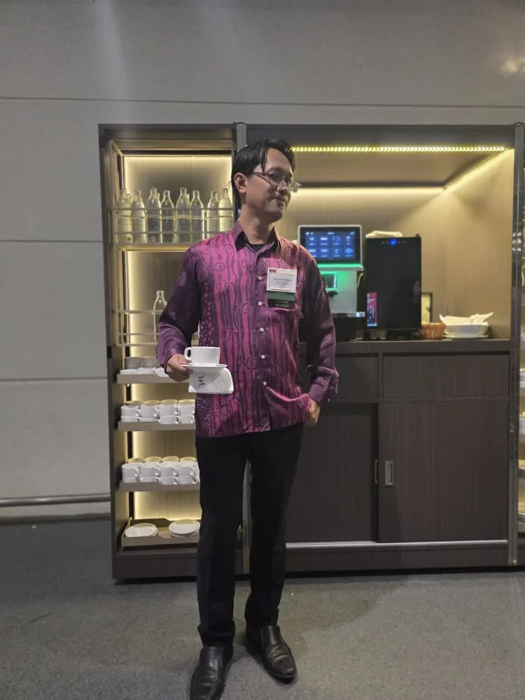 Peserta bergambar di pintu ruang acara