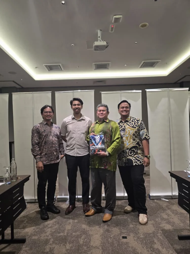 Tiga peserta lelaki bergambar bersama