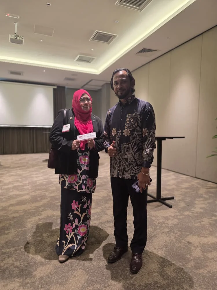 Dua peserta bergambar di ruang pertemuan