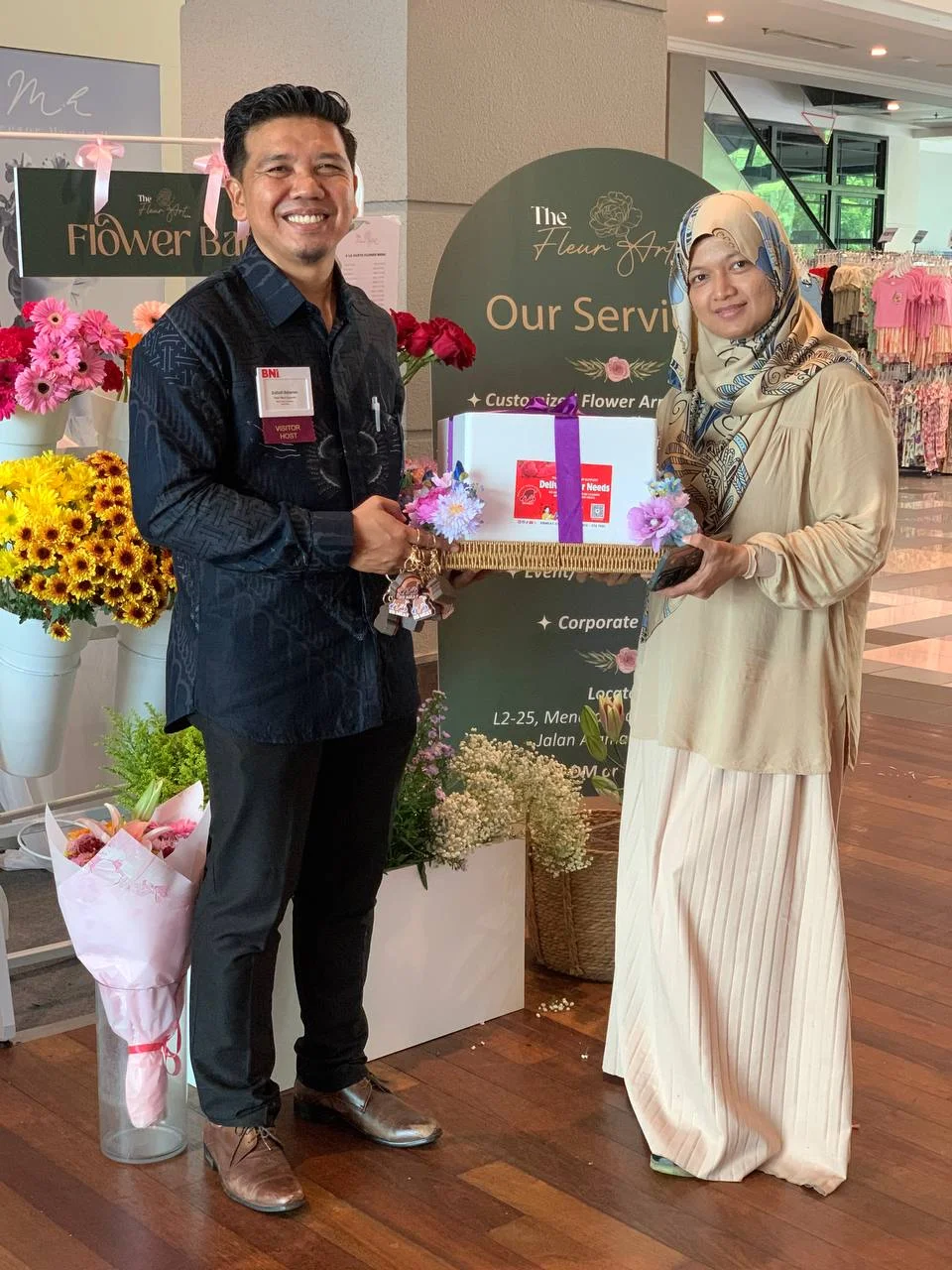 Dua peserta bergambar dengan hadiah